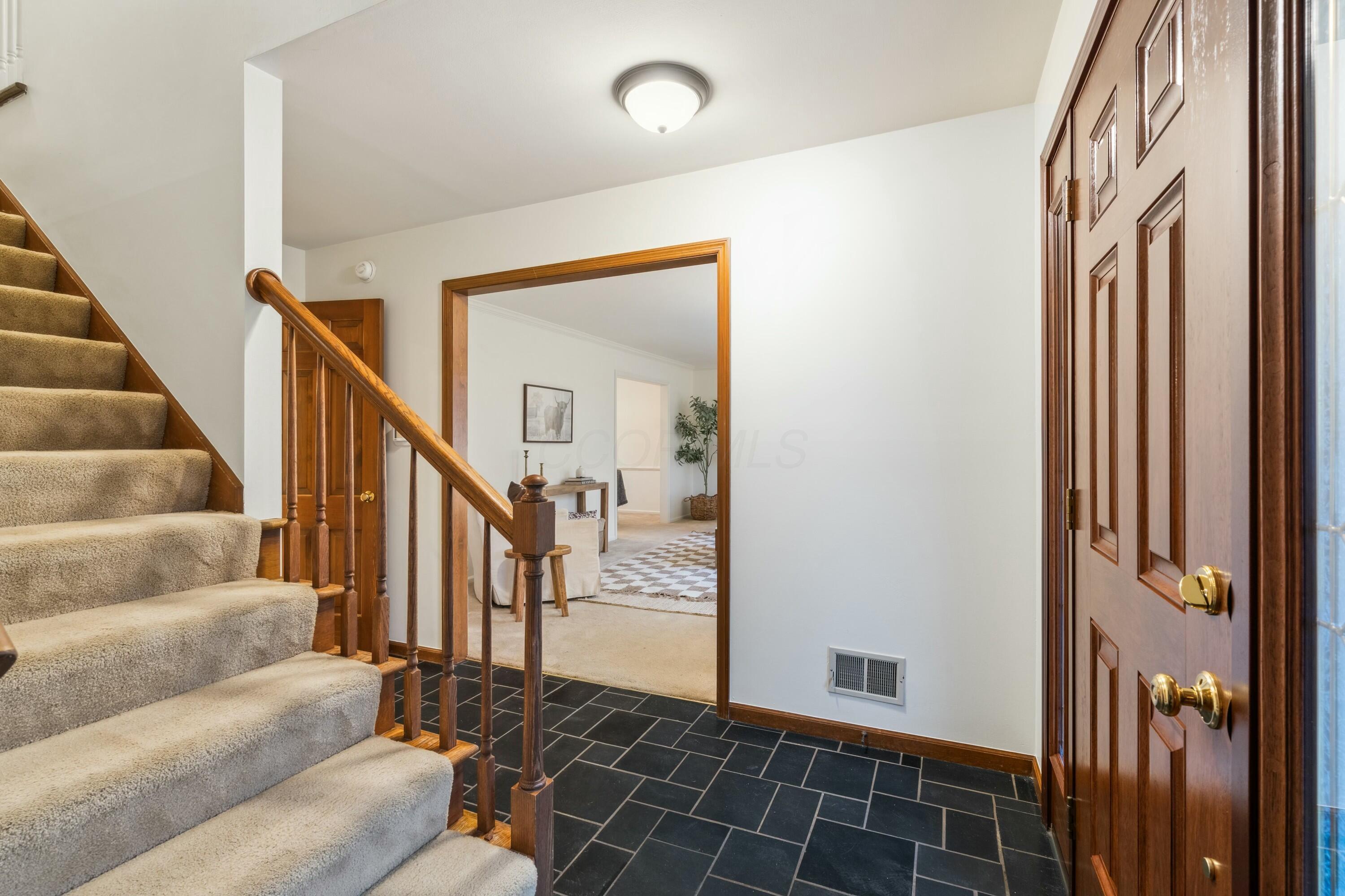 4052 Fenwick Road Columbus, OH 43220 - Photo 13 of 76 Entry
