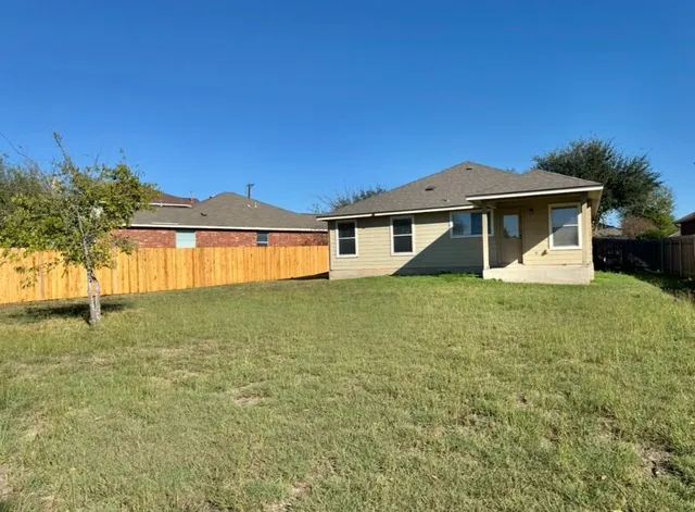$1,660 | 104 Gettysburg Loop, Elgin, TX 78621