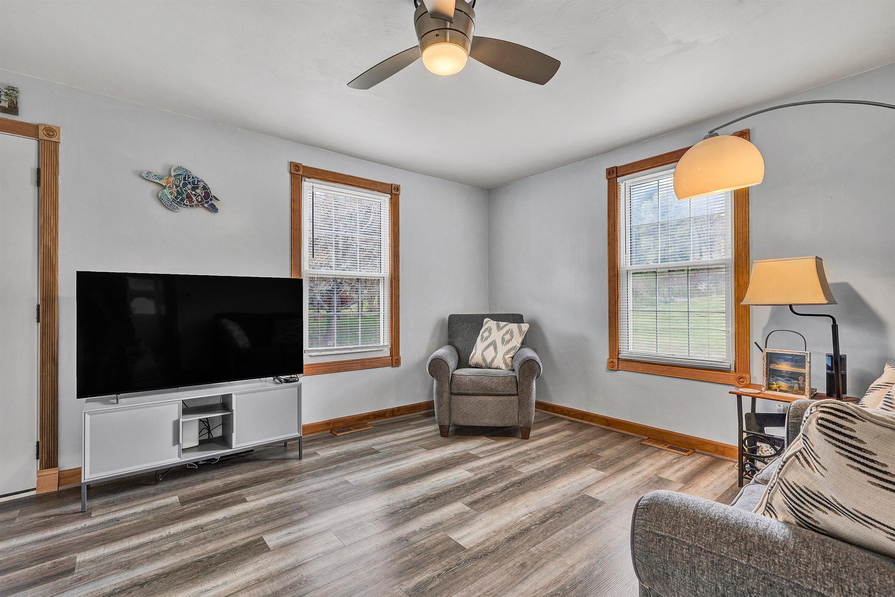 8173 Bent Mountain Road Roanoke, VA 24018 - Photo 7 of 26 Living Rom