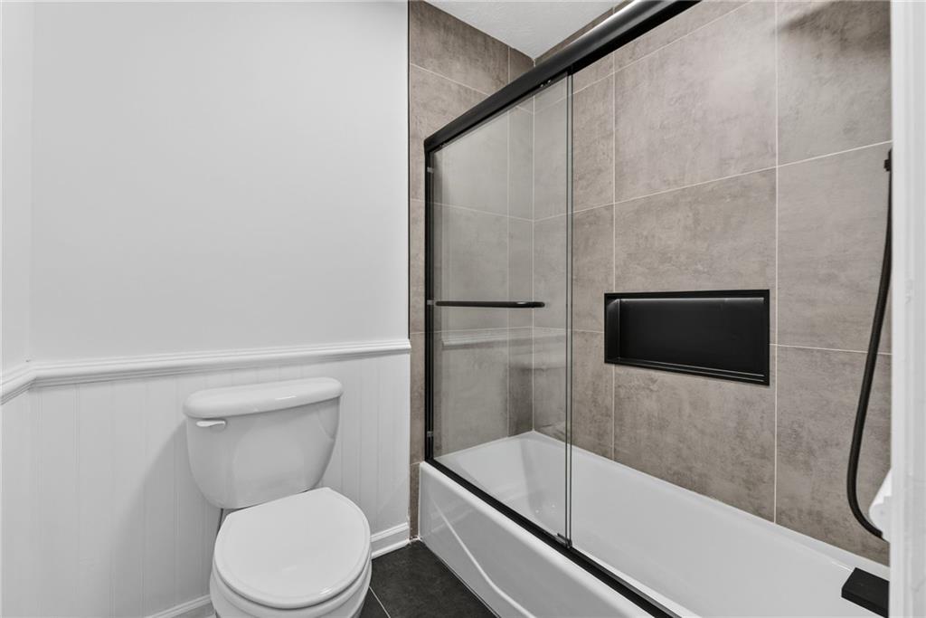 601 Cobblestone Lane Stone Mountain, GA 30087 - Photo 44 of 69 a bathroom with a toilet a sink and a bathtub