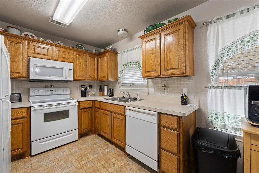 1595 Spring Branch Drive Cleburne, TX 76033 - Photo 6 of 26