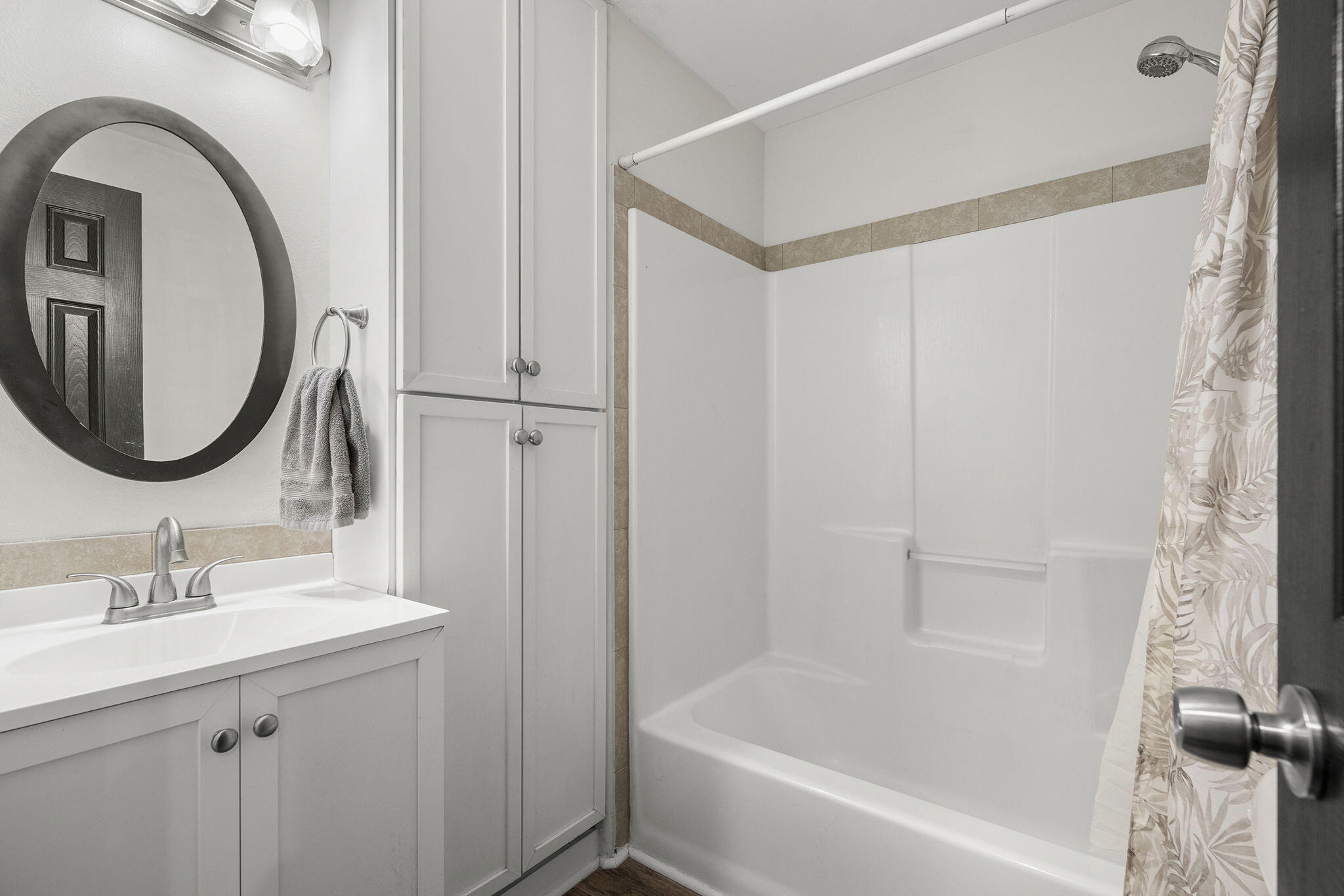 552 Southwest Lincoln Street Madras, OR 97741 - Photo 17 of 23 a bathroom with a sink and a mirror