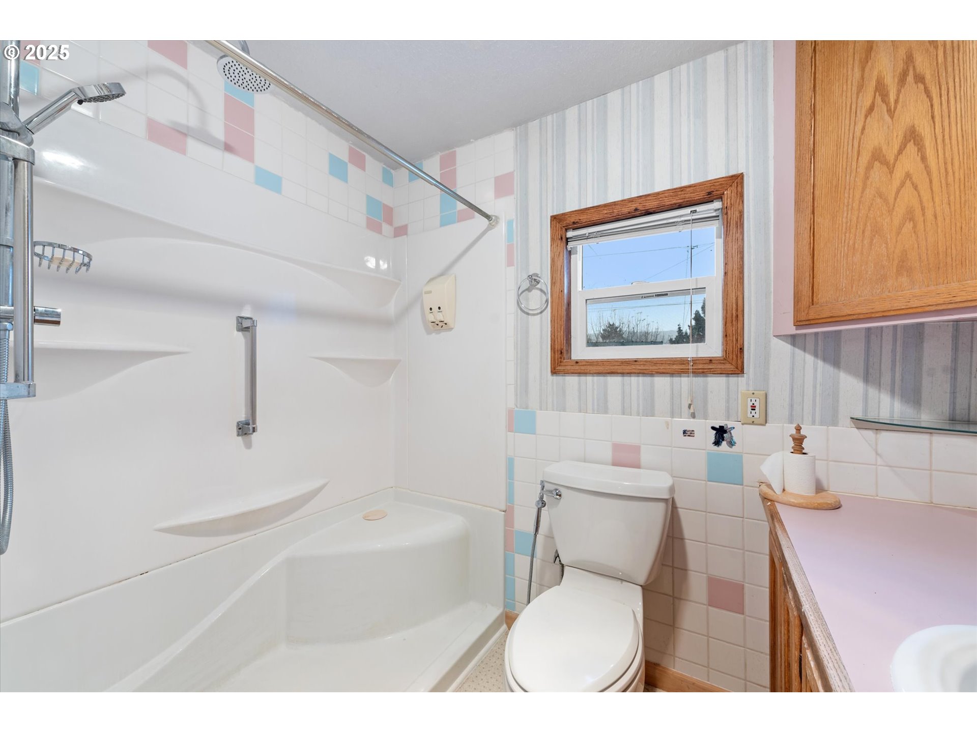 1029 Walnut Street Baker City, OR 97814 - Photo 36 of 42 a bathroom with a sink toilet and shower