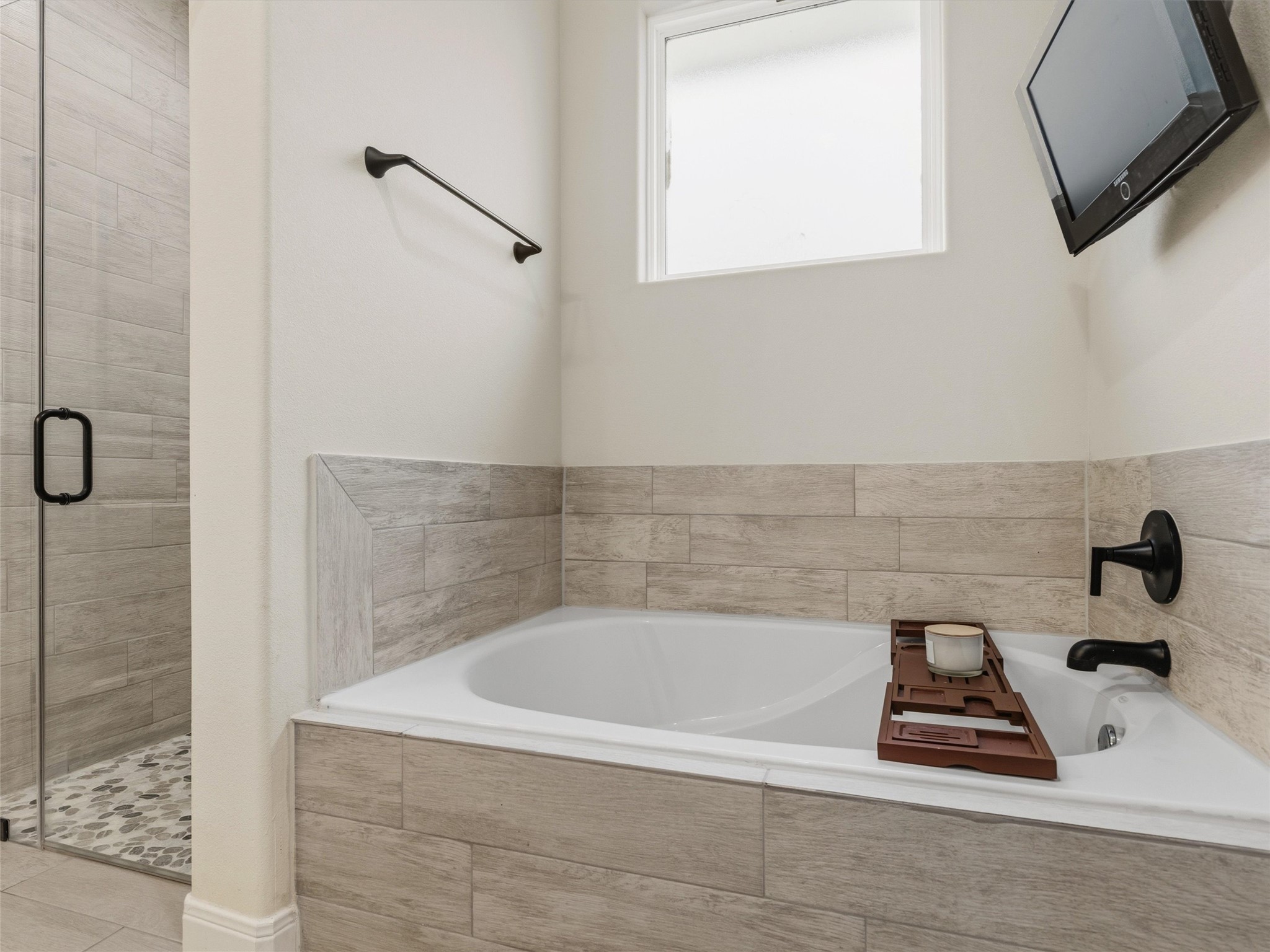 334 Webb Street Smithville, TX 78957 - Photo 18 of 36 a bathroom with a bathtub