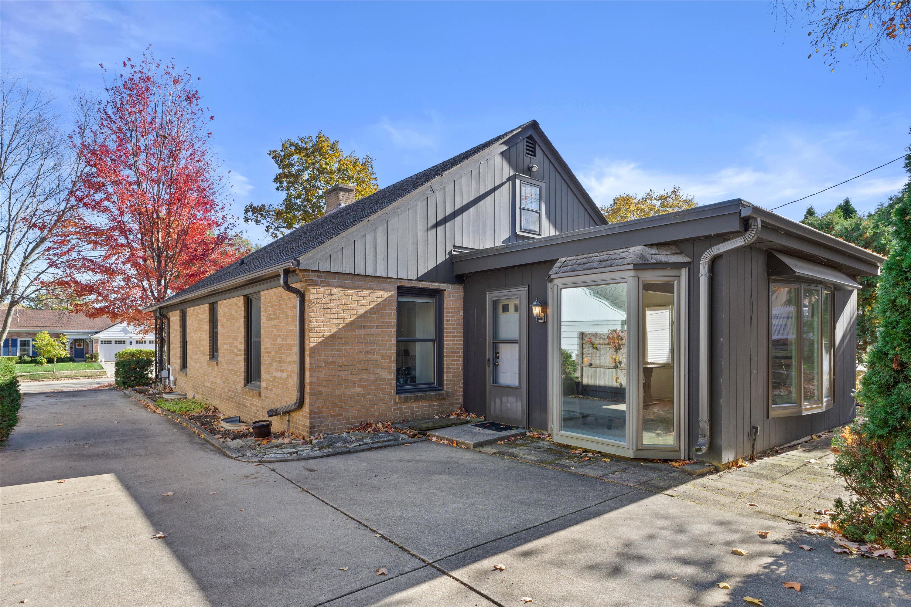 932 Kentucky Street Racine, WI 53405 - Photo 36 of 44 Driveway