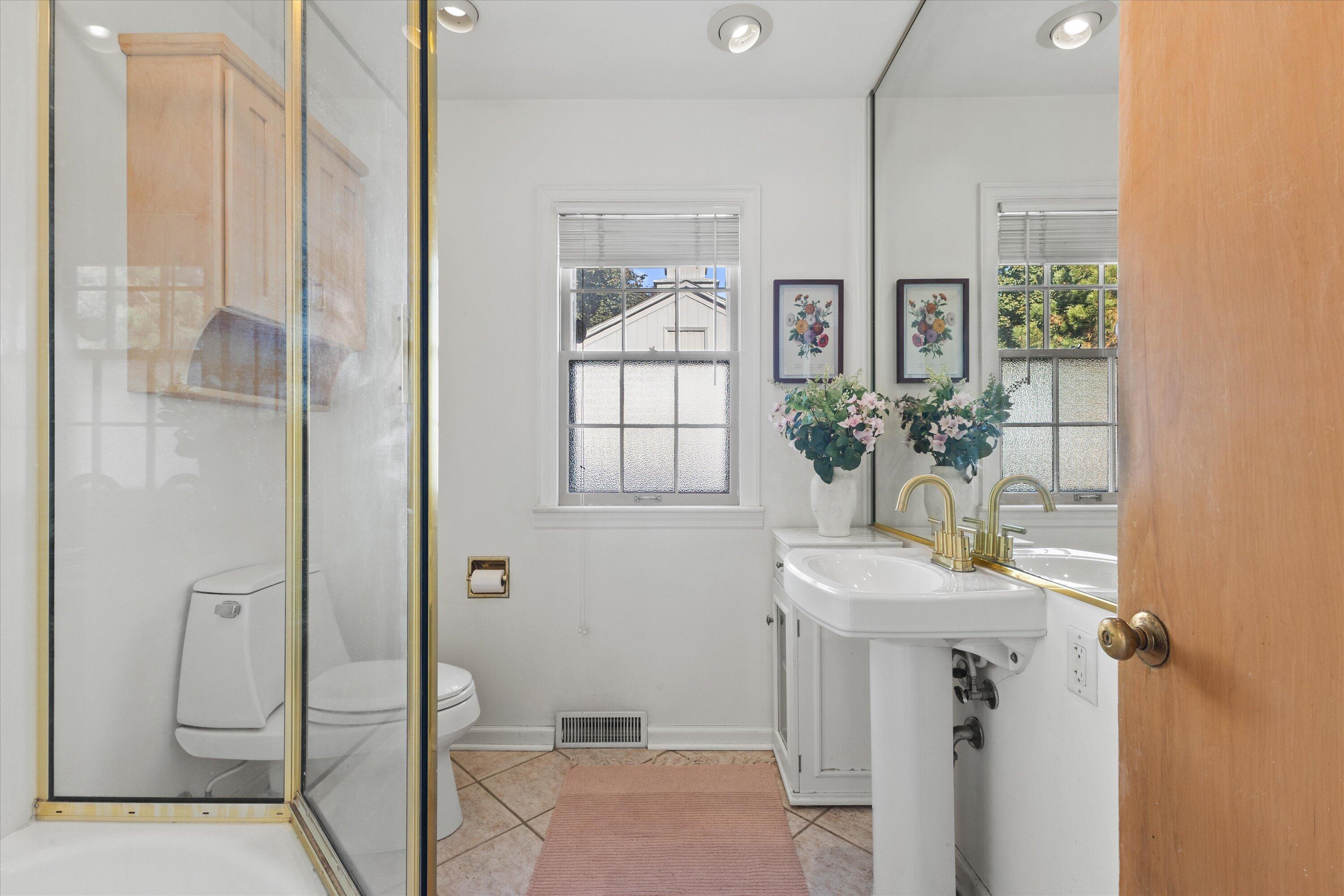 932 Kentucky Street Racine, WI 53405 - Photo 6 of 44 Bathroom 1