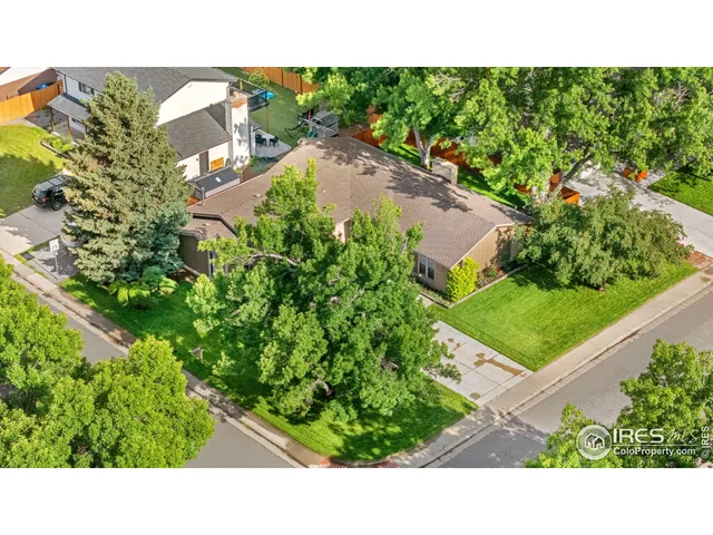 a black and white photo of a house