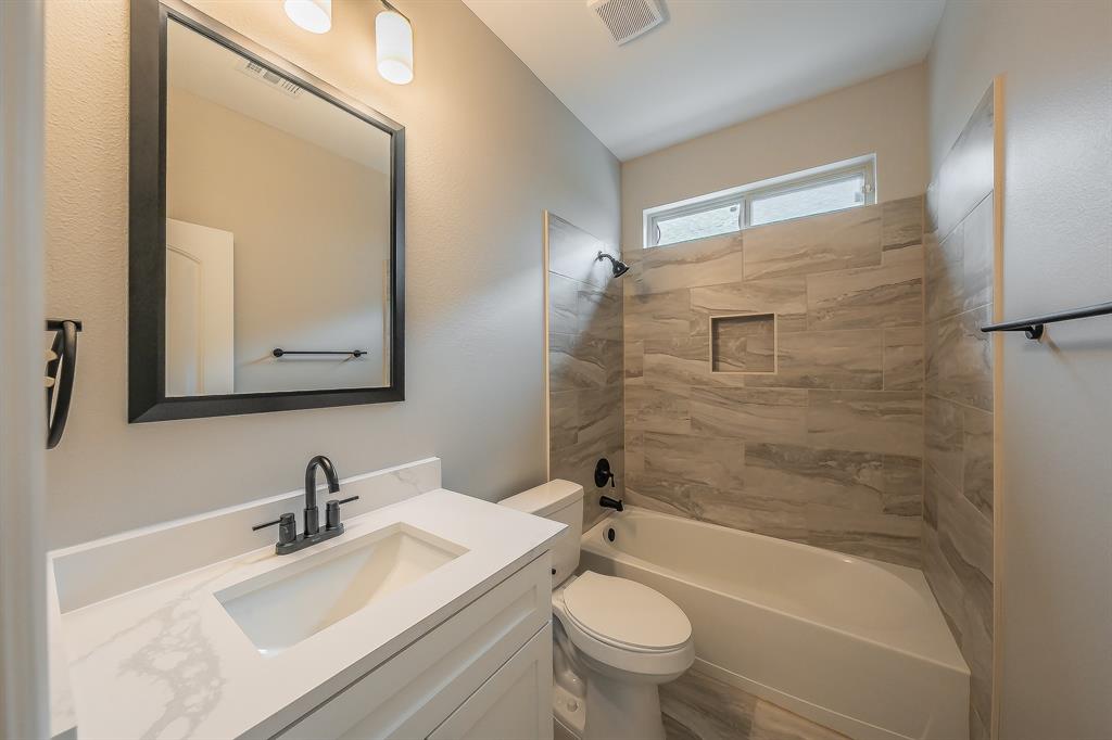 412 Hideaway Road McKinney, TX 75072 - Photo 26 of 40 a bathroom with a sink mirror toilet and bathtub