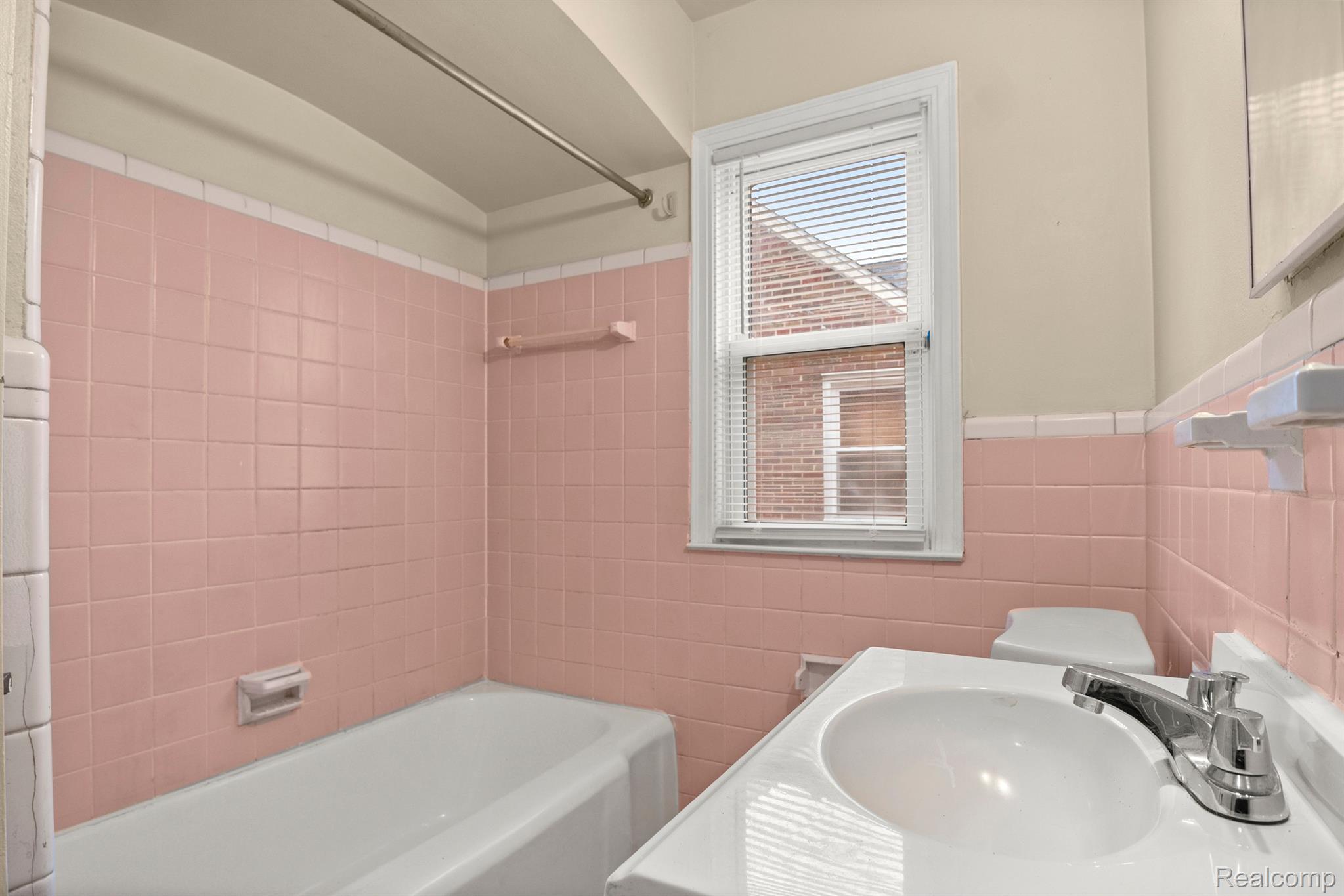 18475 Huntington Road Detroit, MI 48219 - Photo 14 of 33 Gallery Image 14