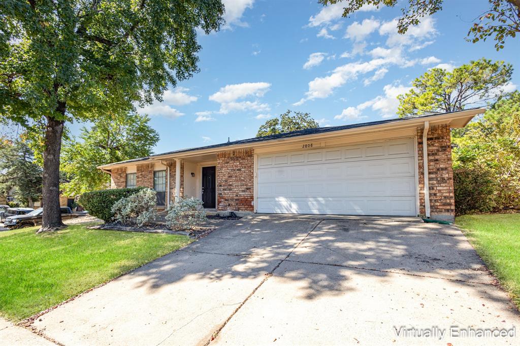a view of a house with yard