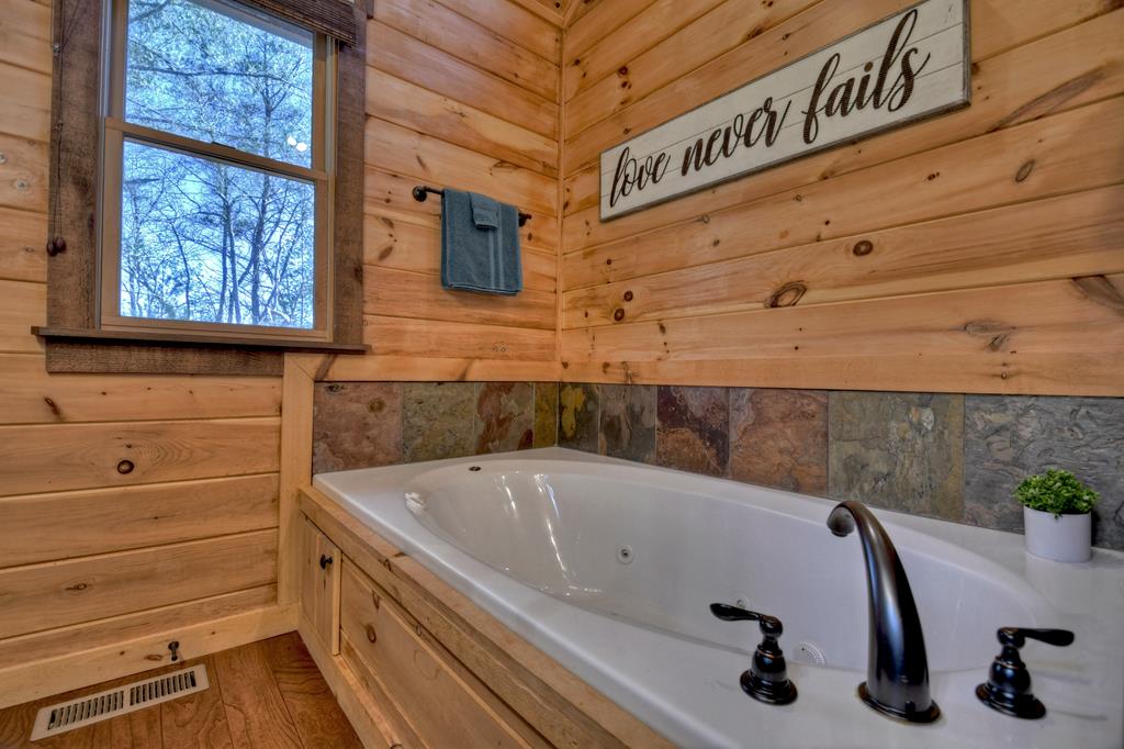 136 Oasis Drive Blue Ridge, GA 30513 - Photo 33 of 47 a bathroom with a bathtub