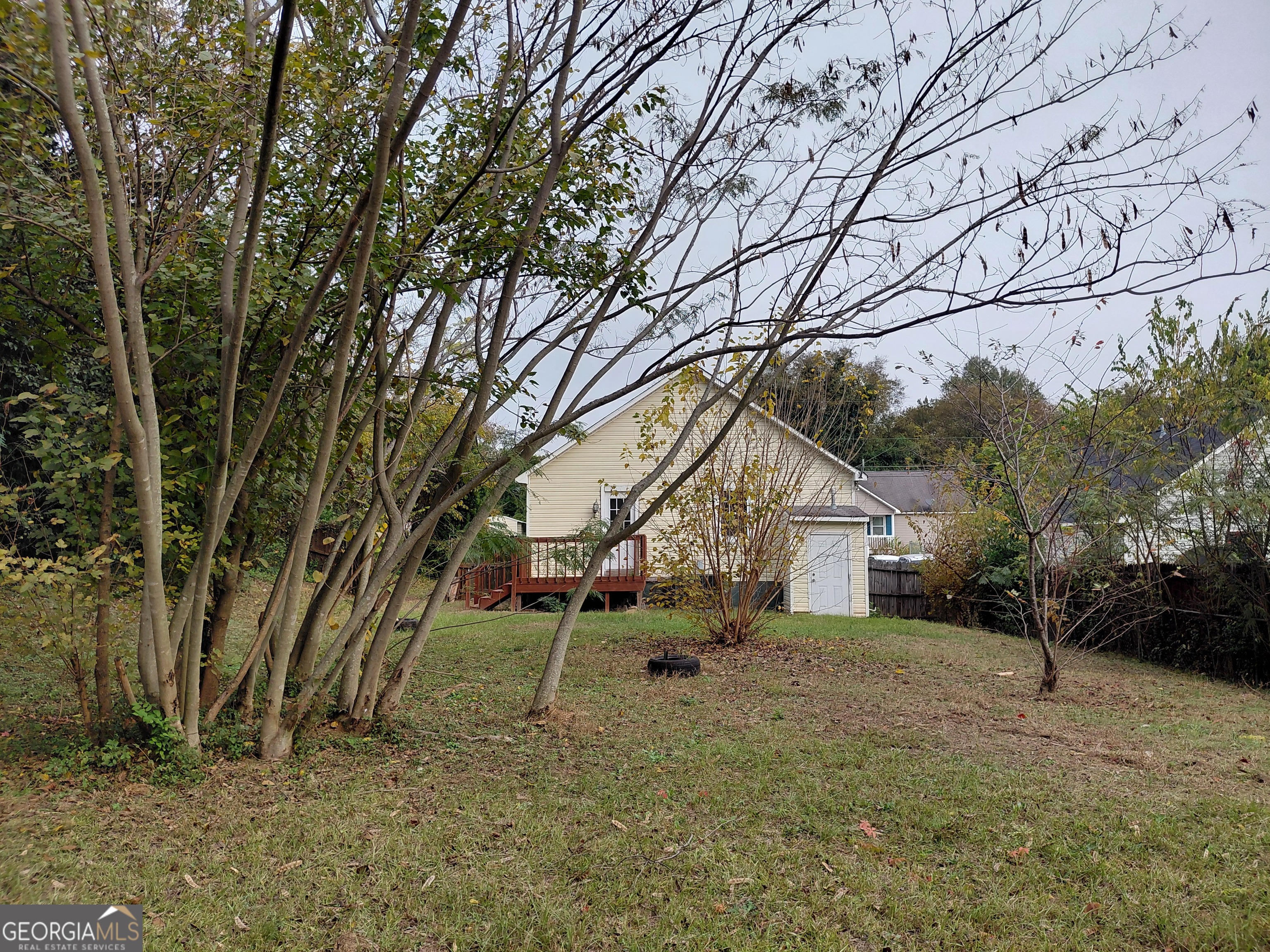 534 Hanson Street Macon, GA 31206 - Photo 11 of 16 a backyard of a house with table and chairs