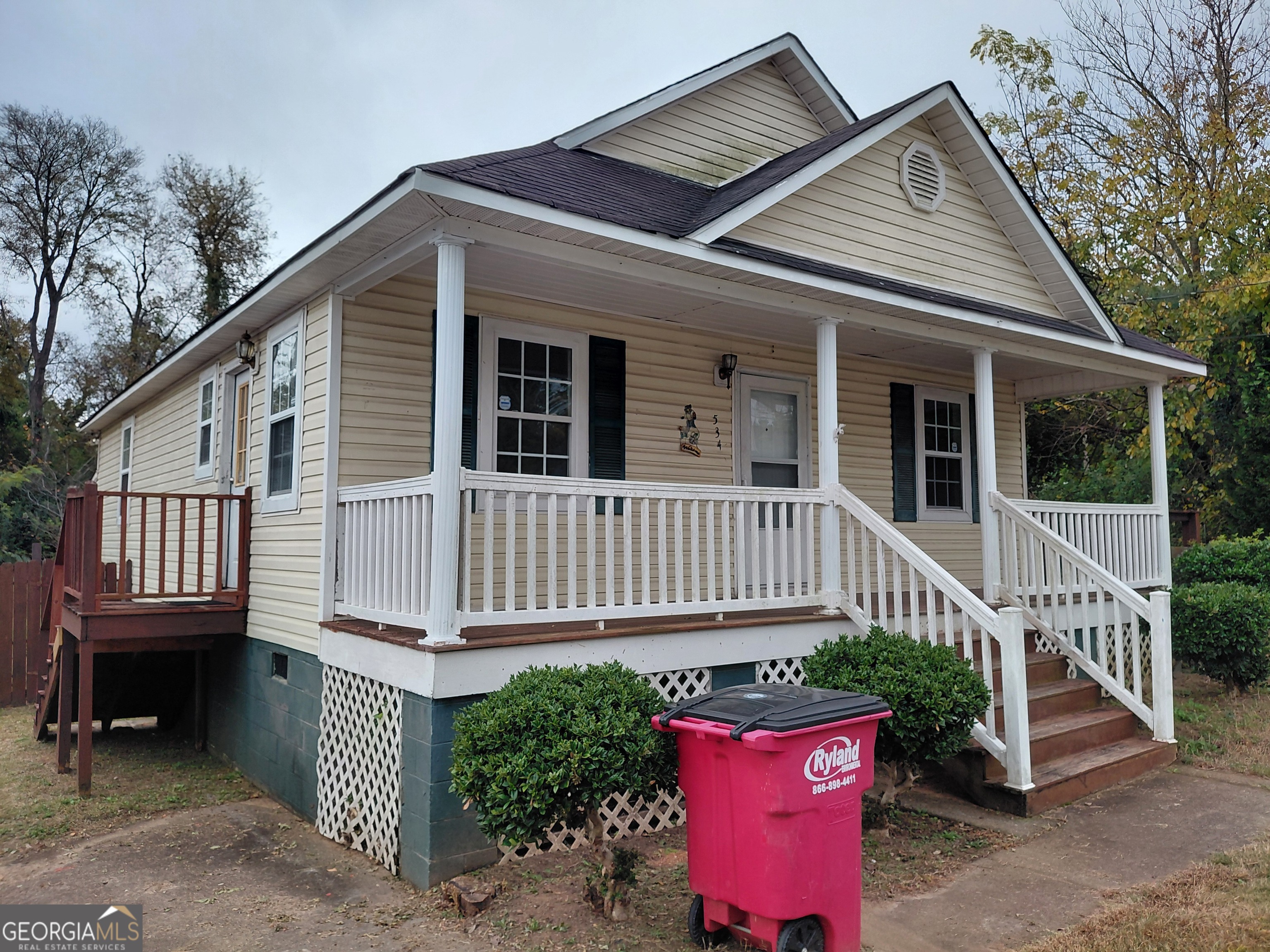 534 Hanson Street Macon, GA 31206 - Photo 16 of 16 front view of a house with a deck