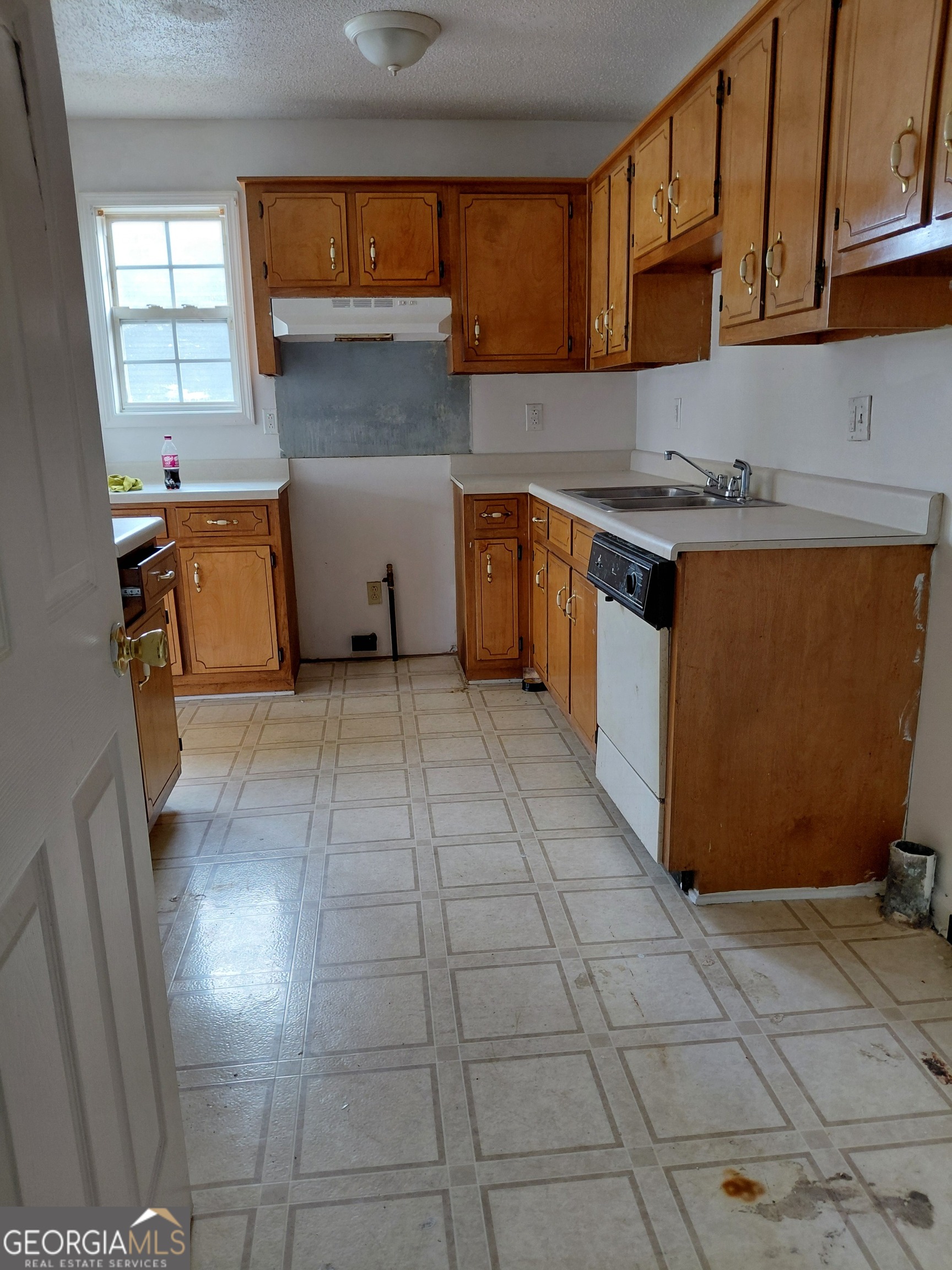 534 Hanson Street Macon, GA 31206 - Photo 3 of 16 a kitchen with stainless steel appliances a sink stove and cabinets