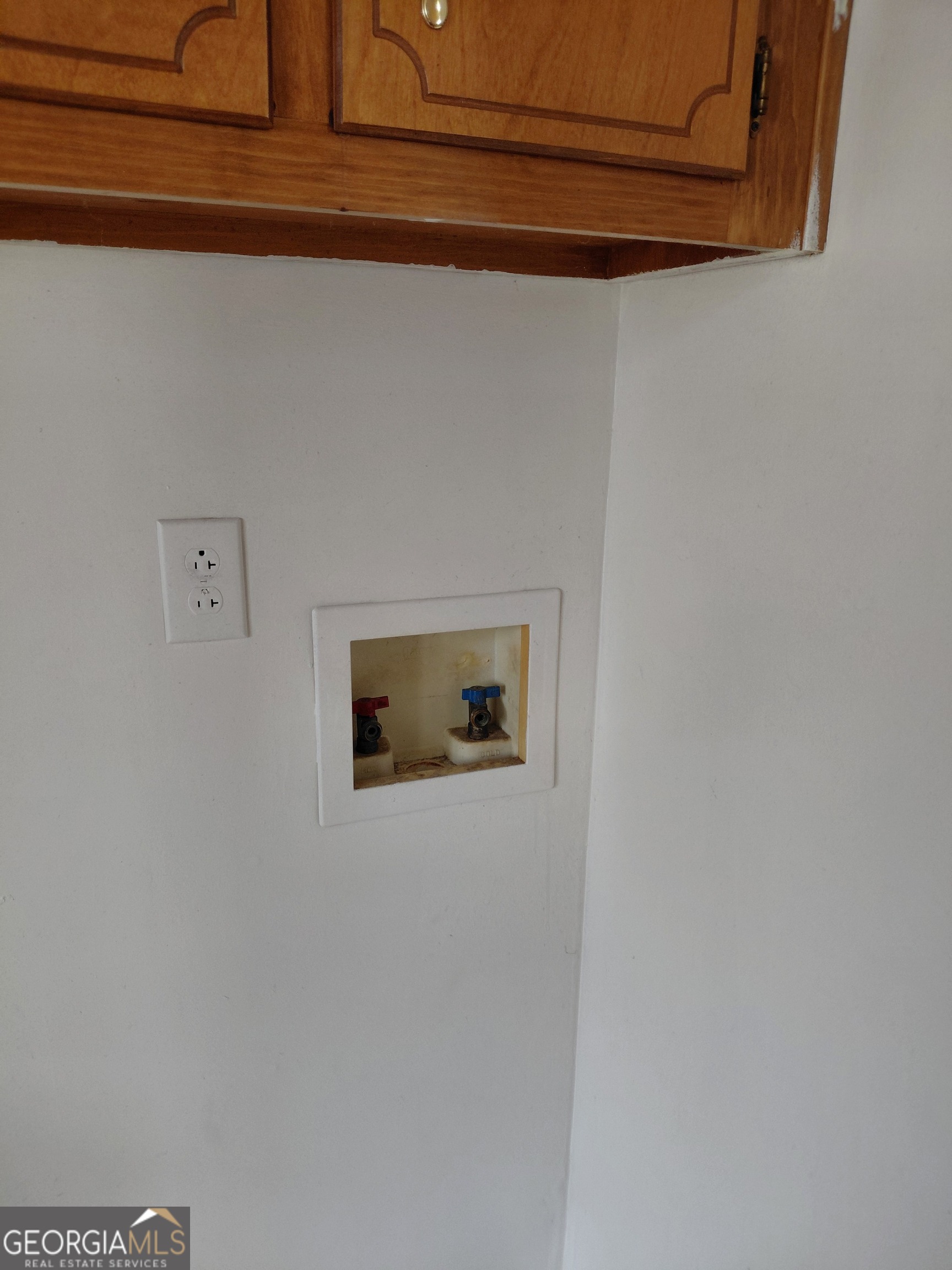 534 Hanson Street Macon, GA 31206 - Photo 7 of 16 a close up of a wall