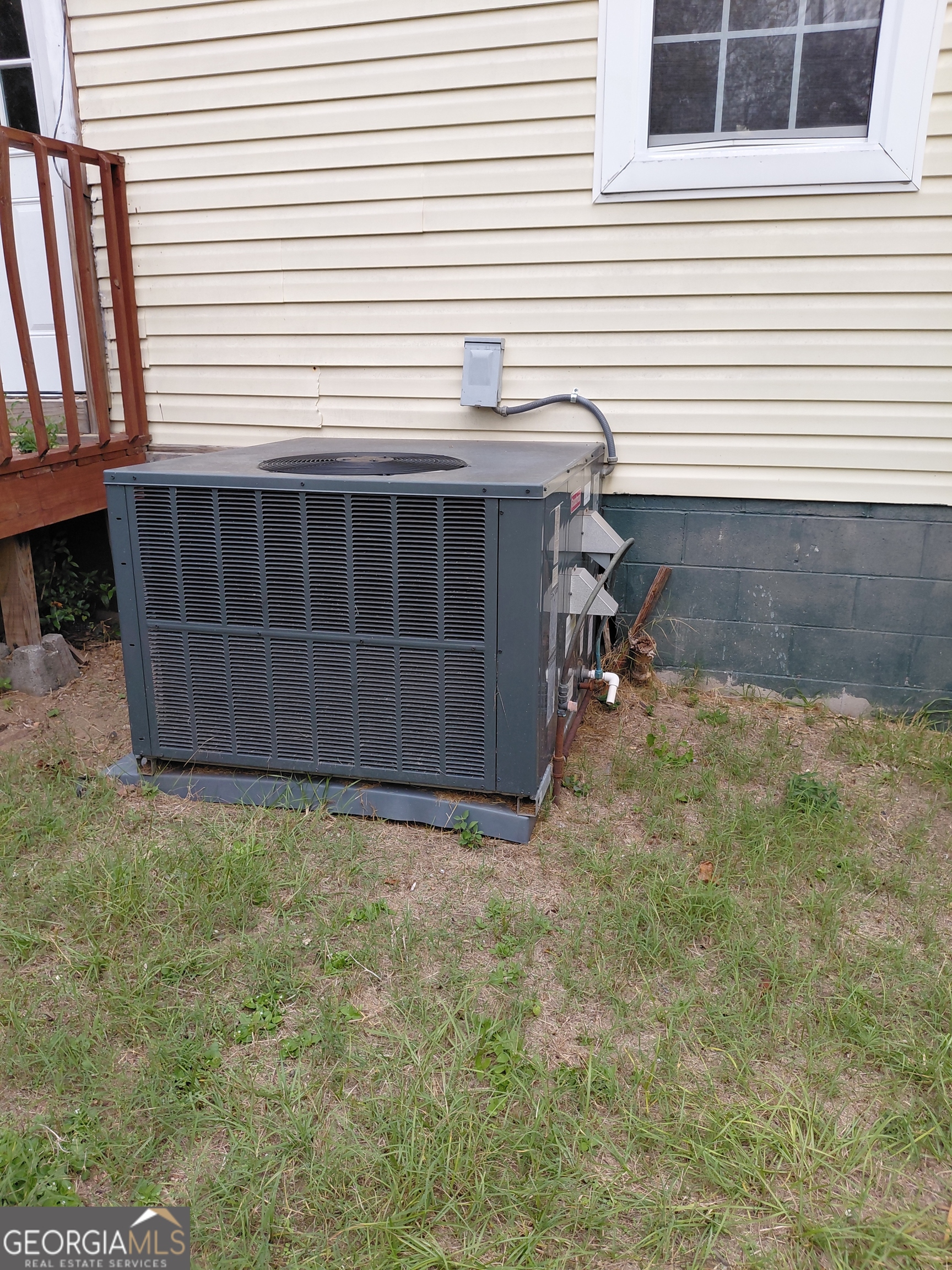 534 Hanson Street Macon, GA 31206 - Photo 9 of 16 a view of a house with a window