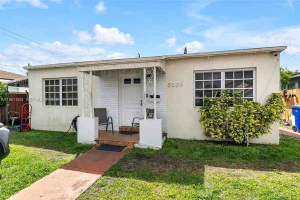 a view of a house with backyard