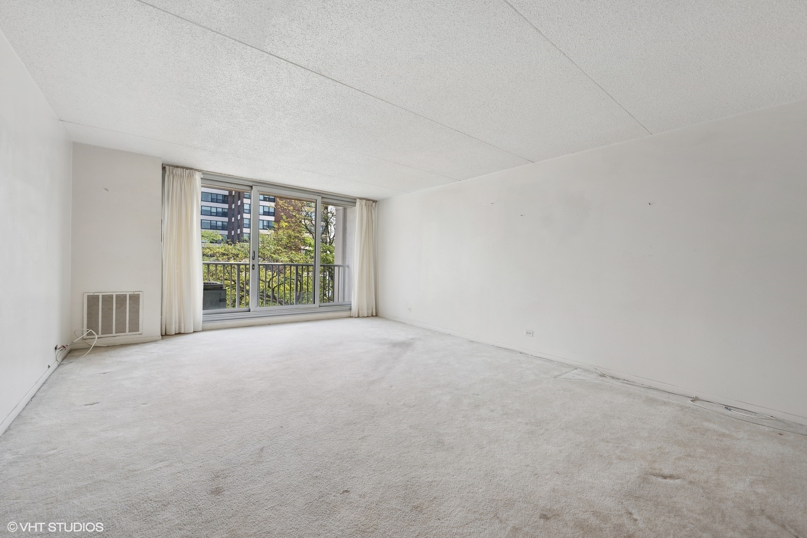 1625 Sheridan Road, Unit 406 Wilmette, IL 60091 - Photo 3 of 10 an empty room with windows