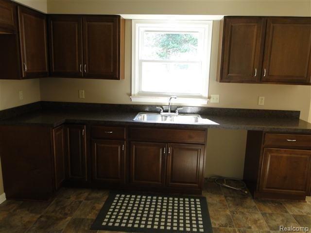 Kitchen 2.JPG