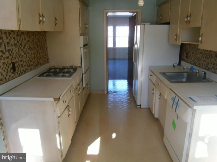 2706 West Country Club Road Philadelphia, PA 19131 - Photo 5 of 12 Kitchen