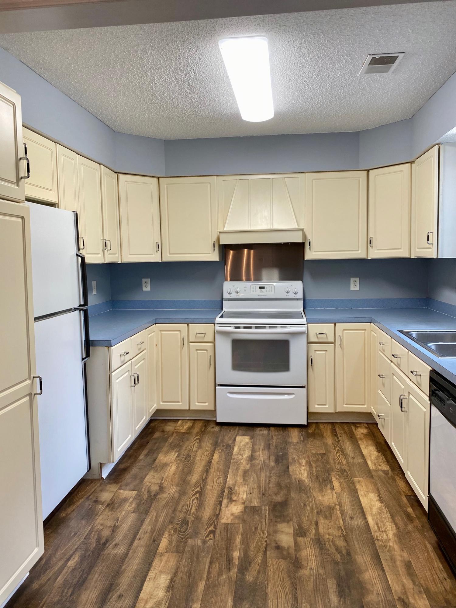 7348 Commodore Road Hollywood, SC 29449 - Photo 2 of 21 kitchen with all the appliances