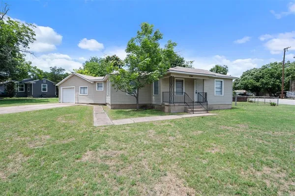 $1,900 | 1501 Greenbrier Drive, River Oaks, TX 76114