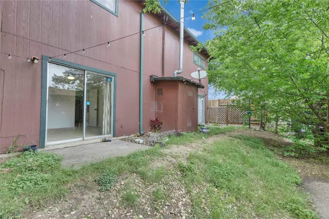 a view of a house with backyard