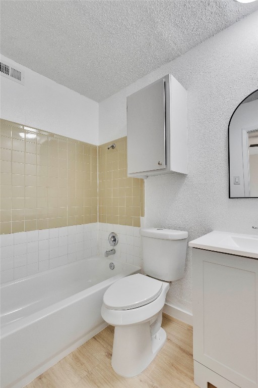 2314 Greenfield Parkway, Unit 108 Austin, TX 78741 - Photo 10 of 23 a bathroom with a toilet a sink and bathtub