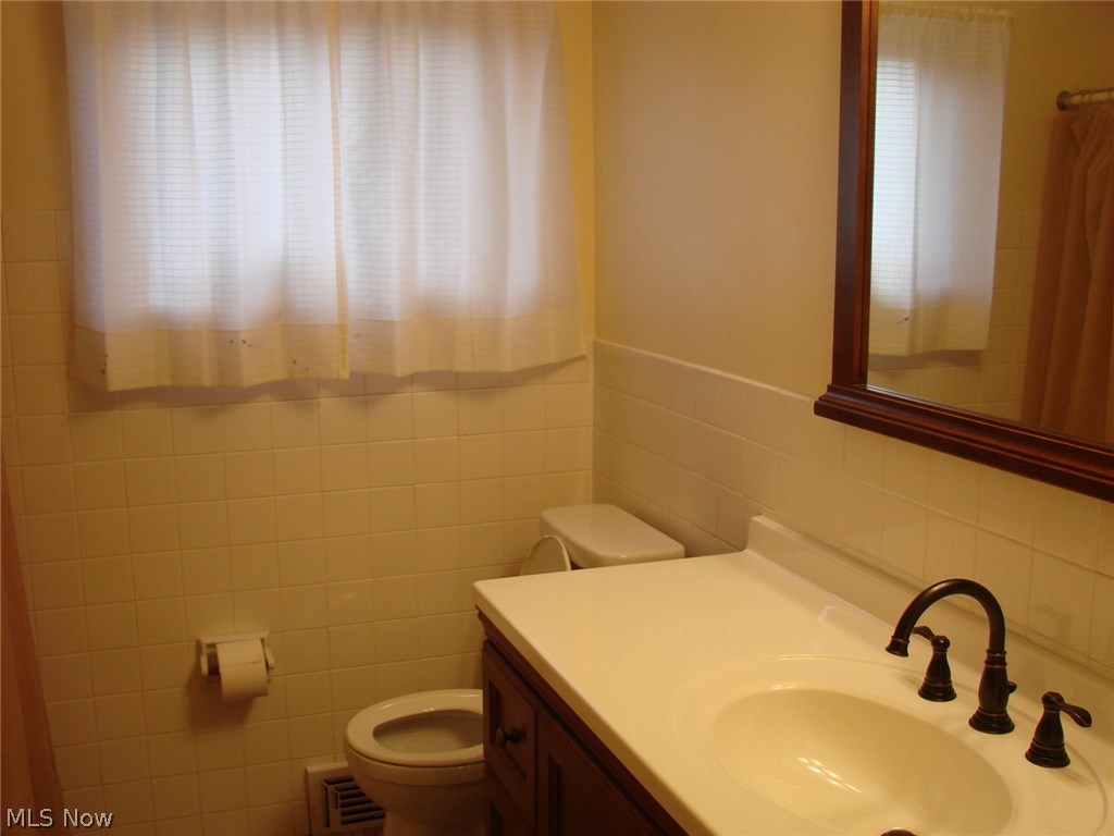 1147 Monarch Road Cleveland, OH 44121 - Photo 9 of 14