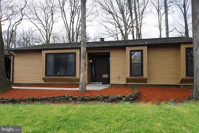 a view of front a house with a yard