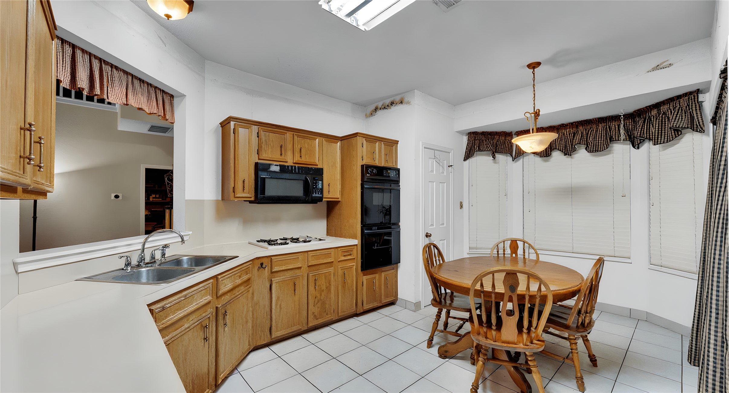 9111 Hazelhurst Drive Austin, TX 78729 - Photo 4 of 13 a dining room with a sink a table and chairs