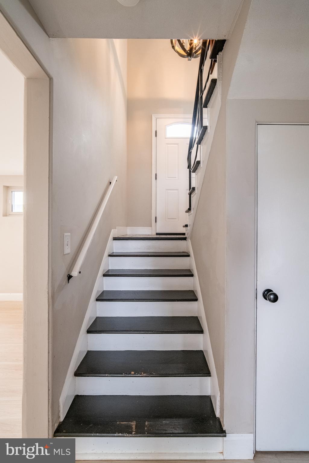 907 Marbrook Lane York, PA 17404 - Photo 19 of 33 a view of entryway