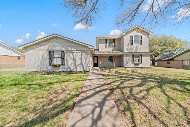 $480,000 | 216 Hillside Drive, Hewitt, TX 76643