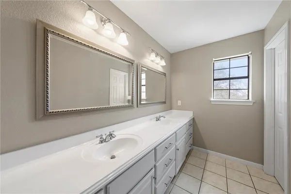 $480,000 | 216 Hillside Drive, Hewitt, TX 76643