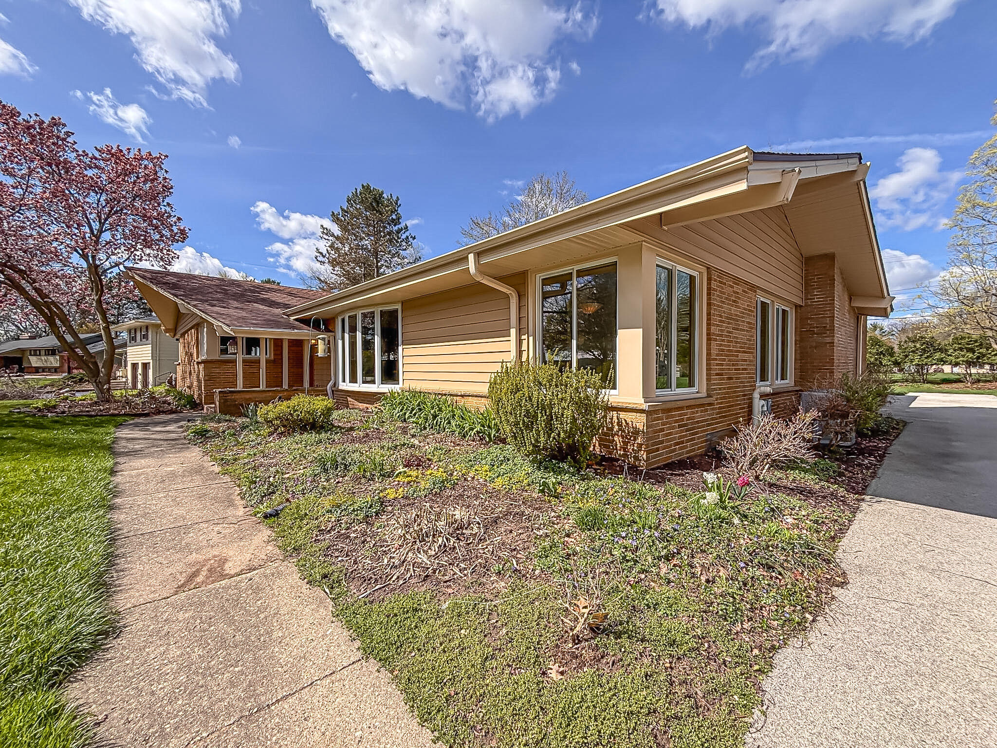 1185 Apache Trail Brookfield, WI 53005 - Photo 2 of 48 Exterior