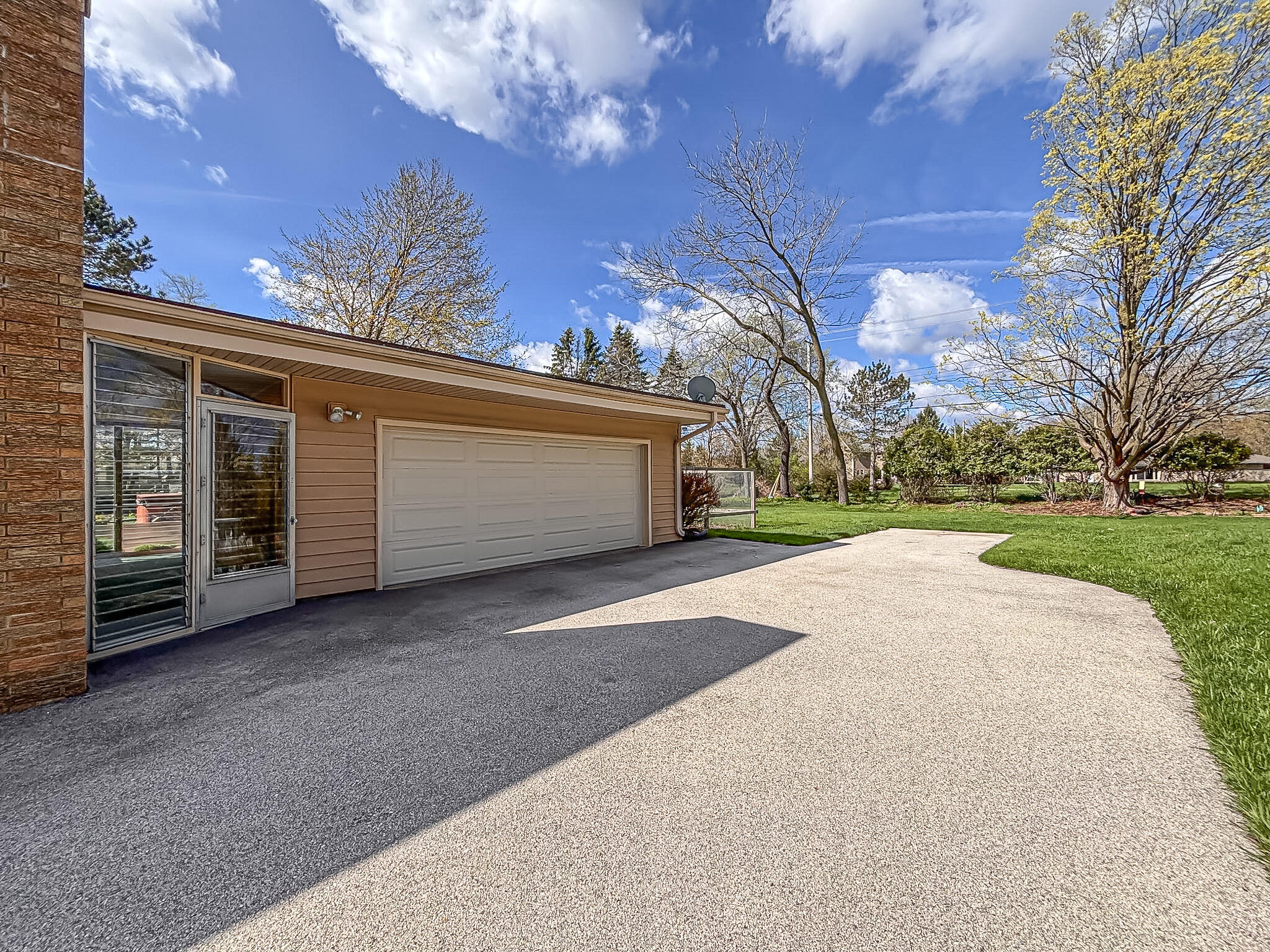 1185 Apache Trail Brookfield, WI 53005 - Photo 38 of 48 Garage and Parking