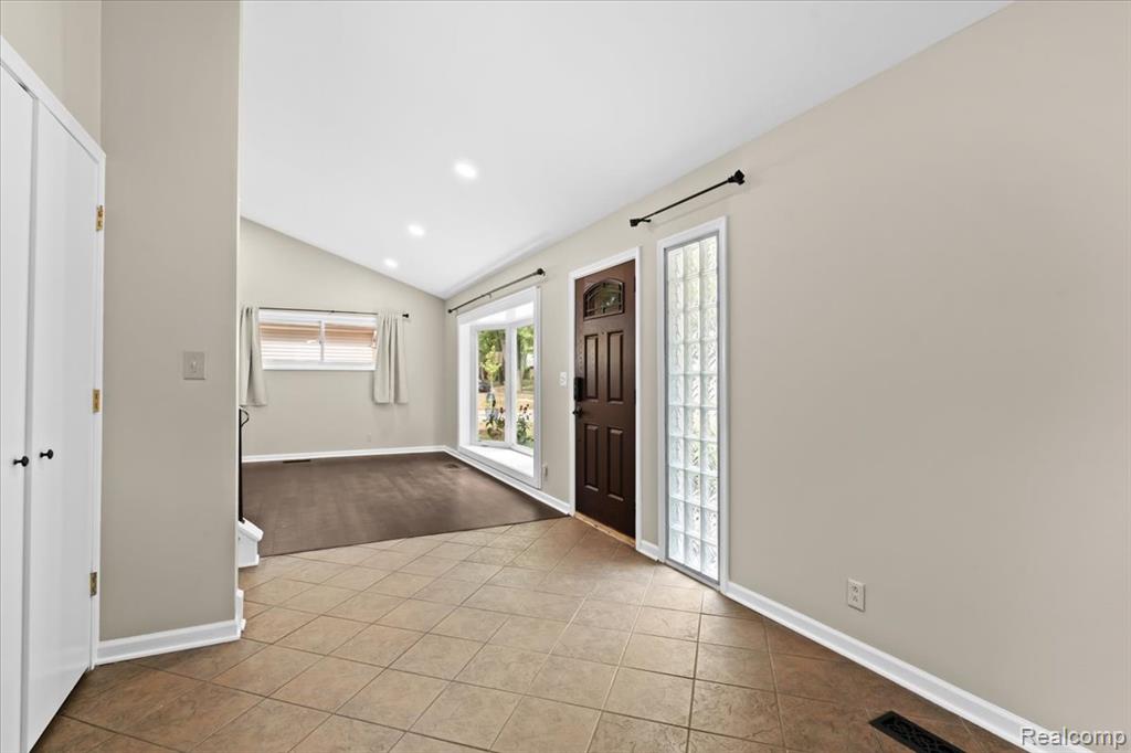1405 Maple Drive Rochester, MI 48307 - Photo 11 of 26