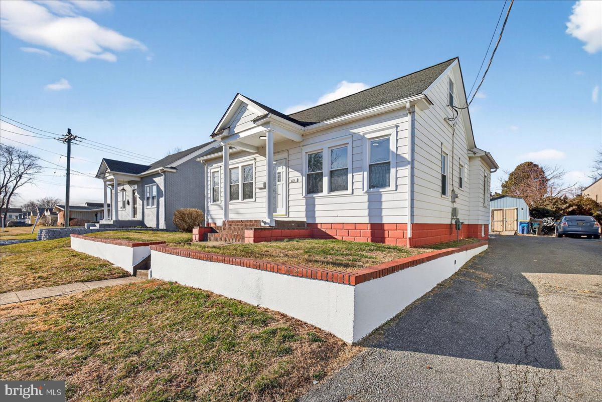 615 13th Street New Castle, DE 19720 - Photo 35 of 39 a front view of a house with swimming pool