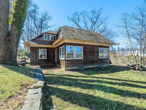 a view of a yard in front of house