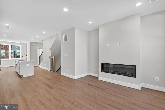 $814,900 | 143 Shannon Mews, Alexandria, VA 22304