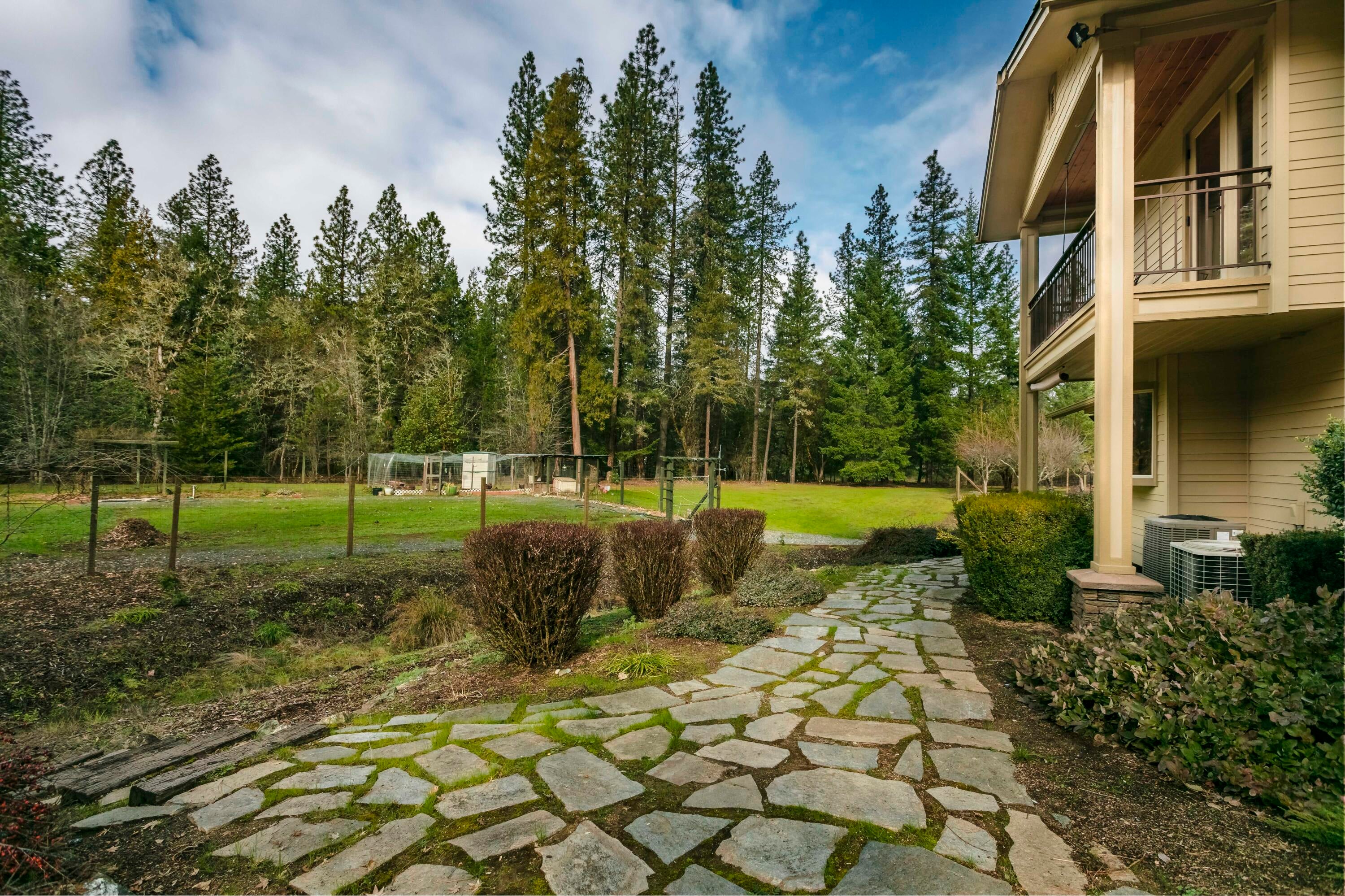 285 Riessen Road Grants Pass, OR 97526 - Photo 11 of 59 Nice pathways