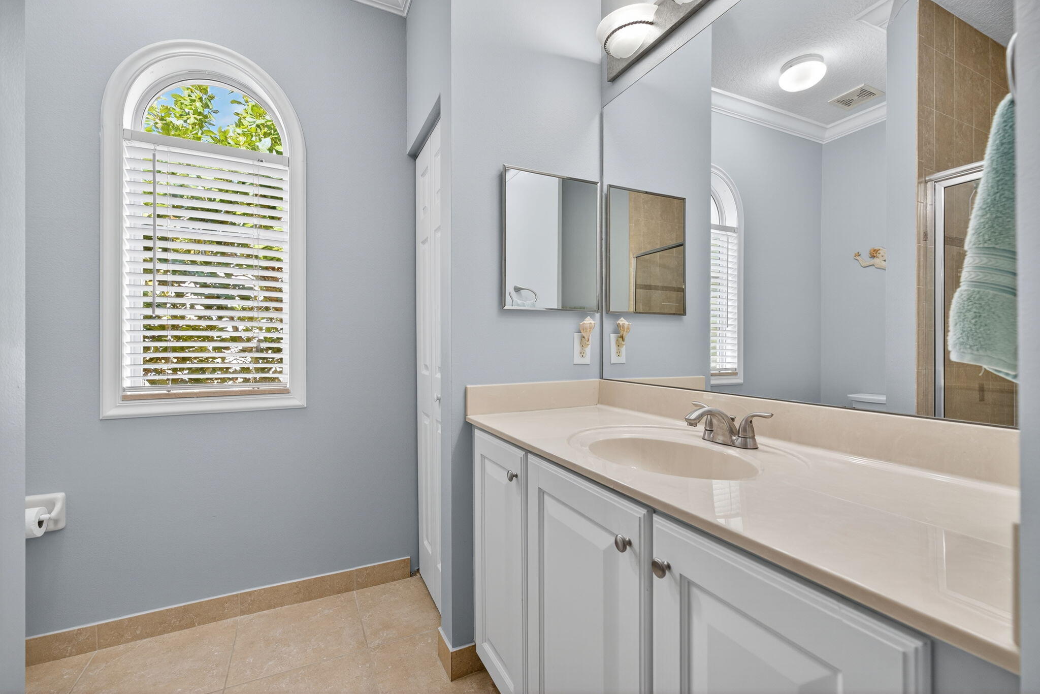 141 Seagrape Drive, Unit 203 Jupiter, FL 33458 - Photo 20 of 39 Primary Bathroom-En-Suite