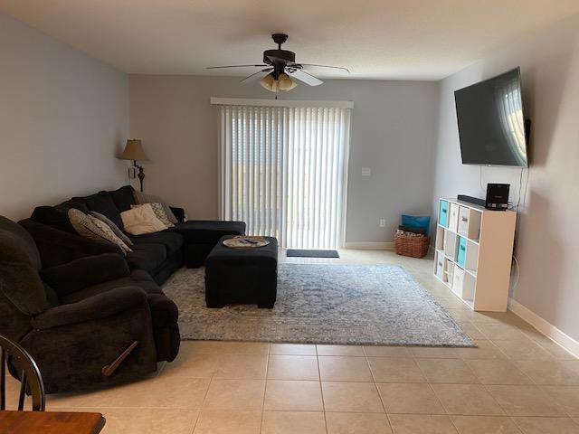 22 3rd Street Shalimar, FL 32579 - Photo 34 of 40 a living room with furniture and a flat screen tv