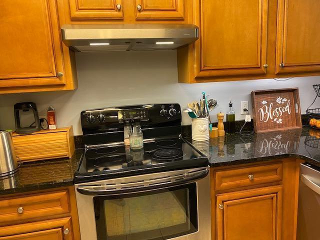 22 3rd Street Shalimar, FL 32579 - Photo 8 of 40 a kitchen with a stove and a cabinets