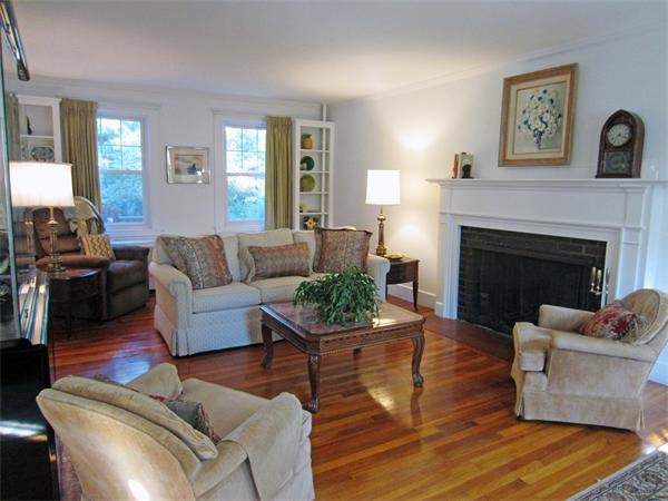 9 Tappan Road Wellesley, MA 02482 - Photo 2 of 13