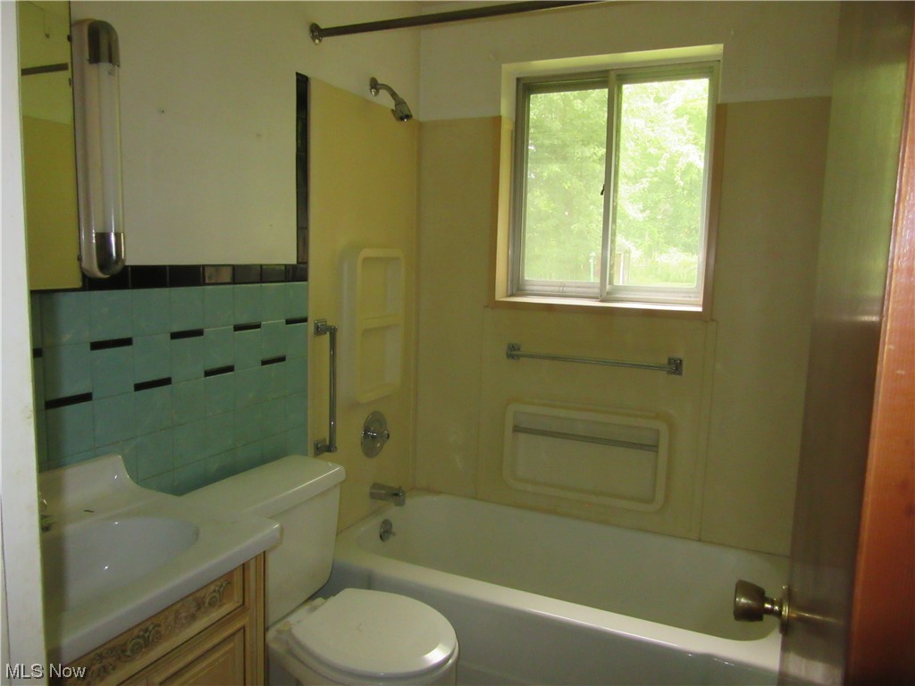 5803 Lake Road Mentor, OH 44060 - Photo 9 of 13 Bathroom