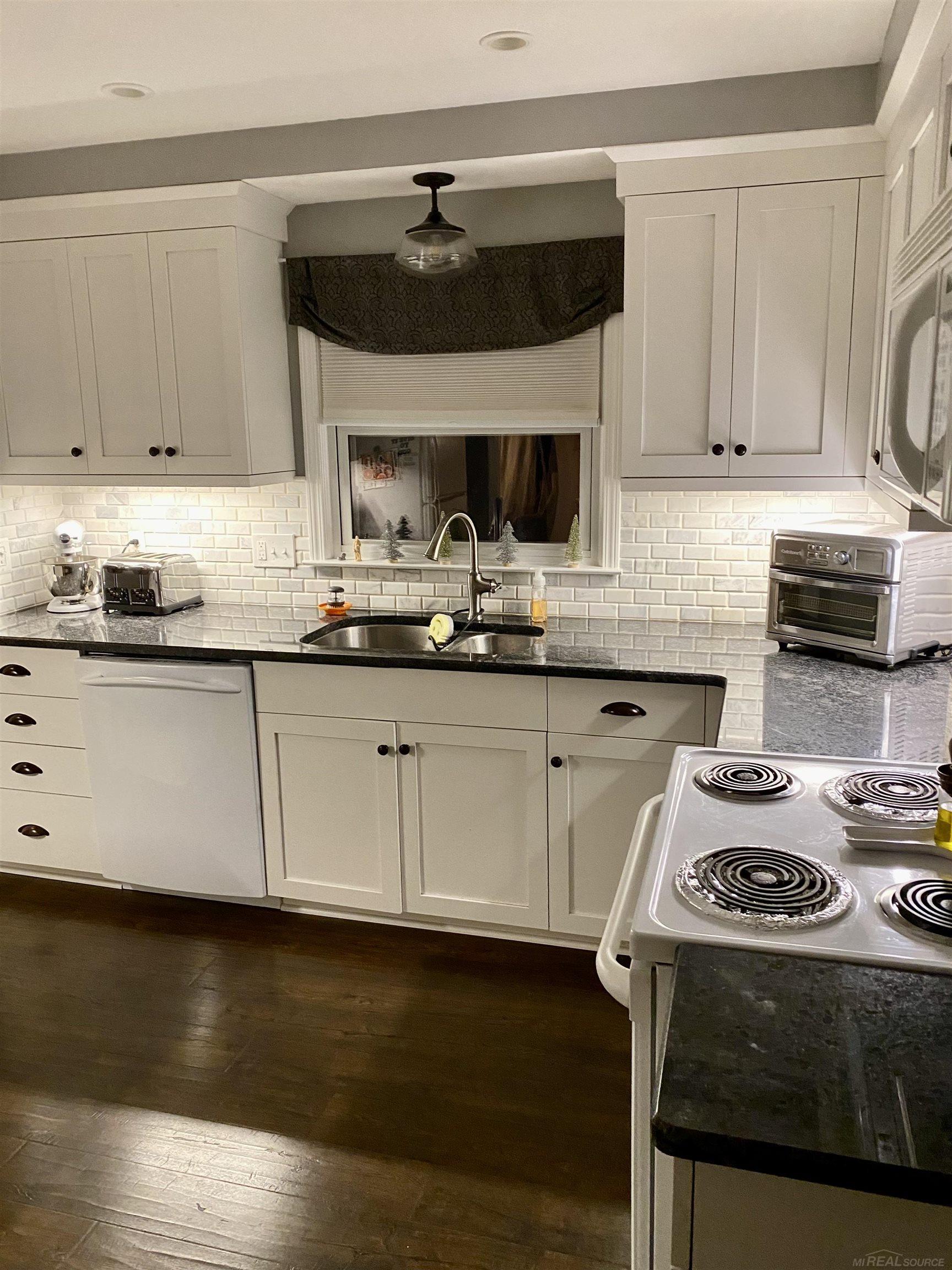 3939 Amherst Road Royal Oak, MI 48073 - Photo 13 of 54 50099158-12.JPG