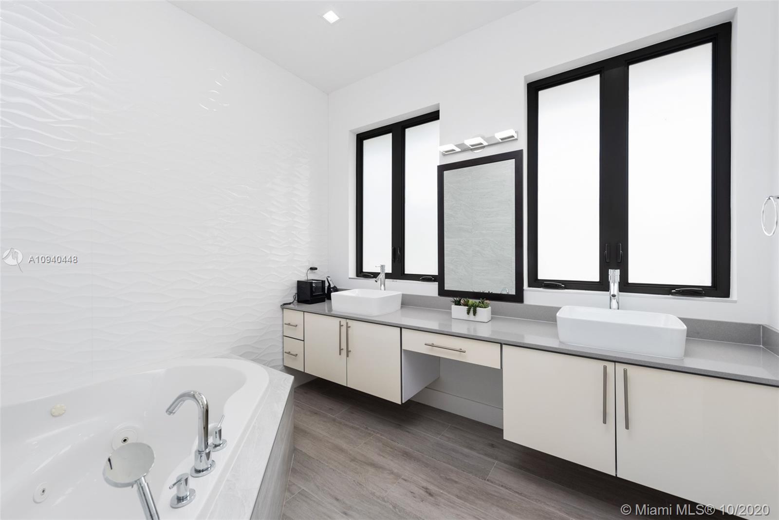 4200 Alhambra Circle Coral Gables, FL 33146 - Photo 24 of 34 Master Bathroom