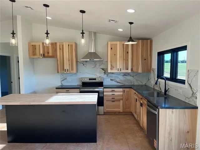 $329,900 | 4218 Oak Hill Road, Cuba, MO 65453