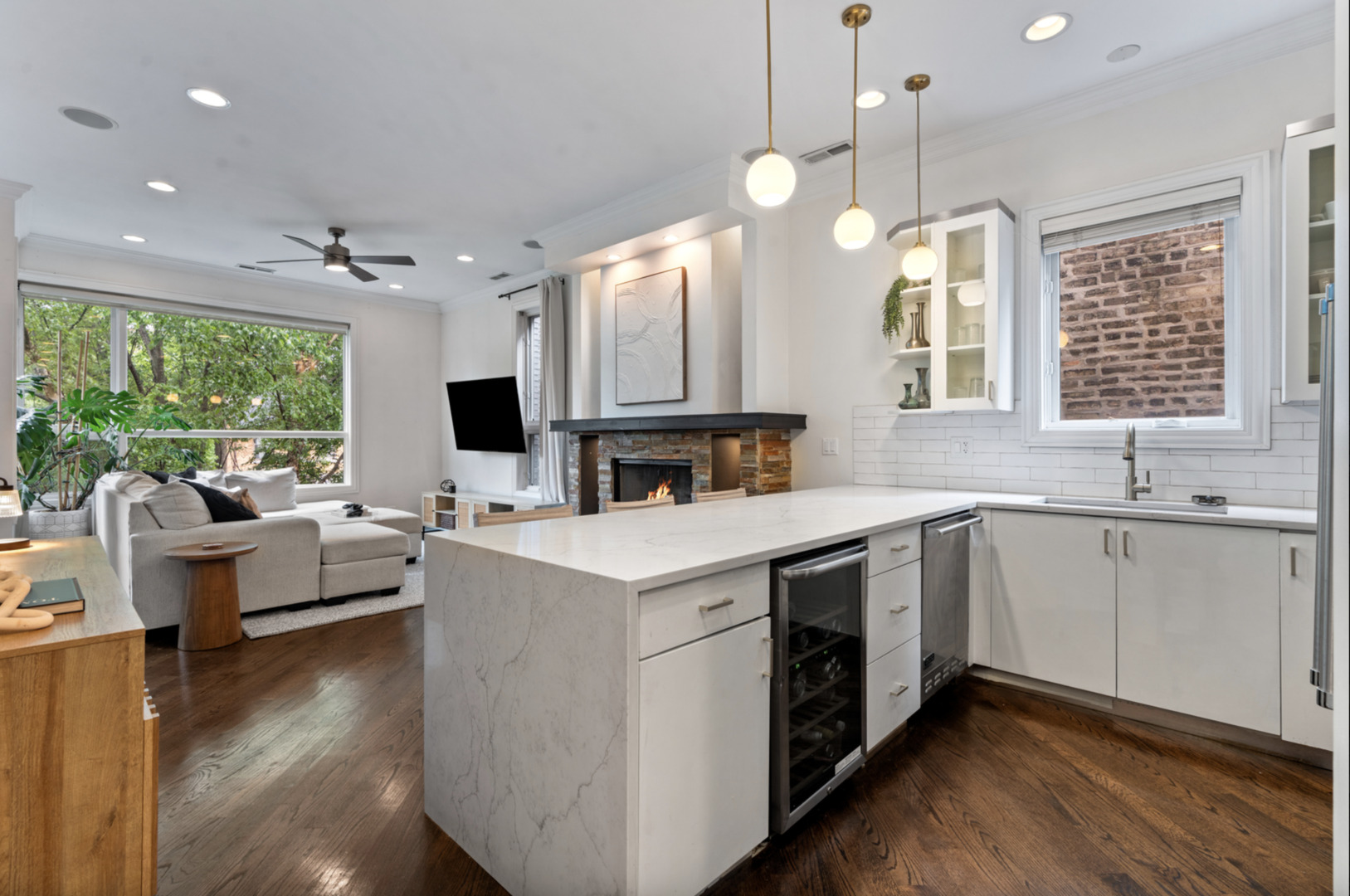 1131 West Addison Street, Unit 2 Chicago, IL 60613 - Photo 7 of 24 Gallery Image 7